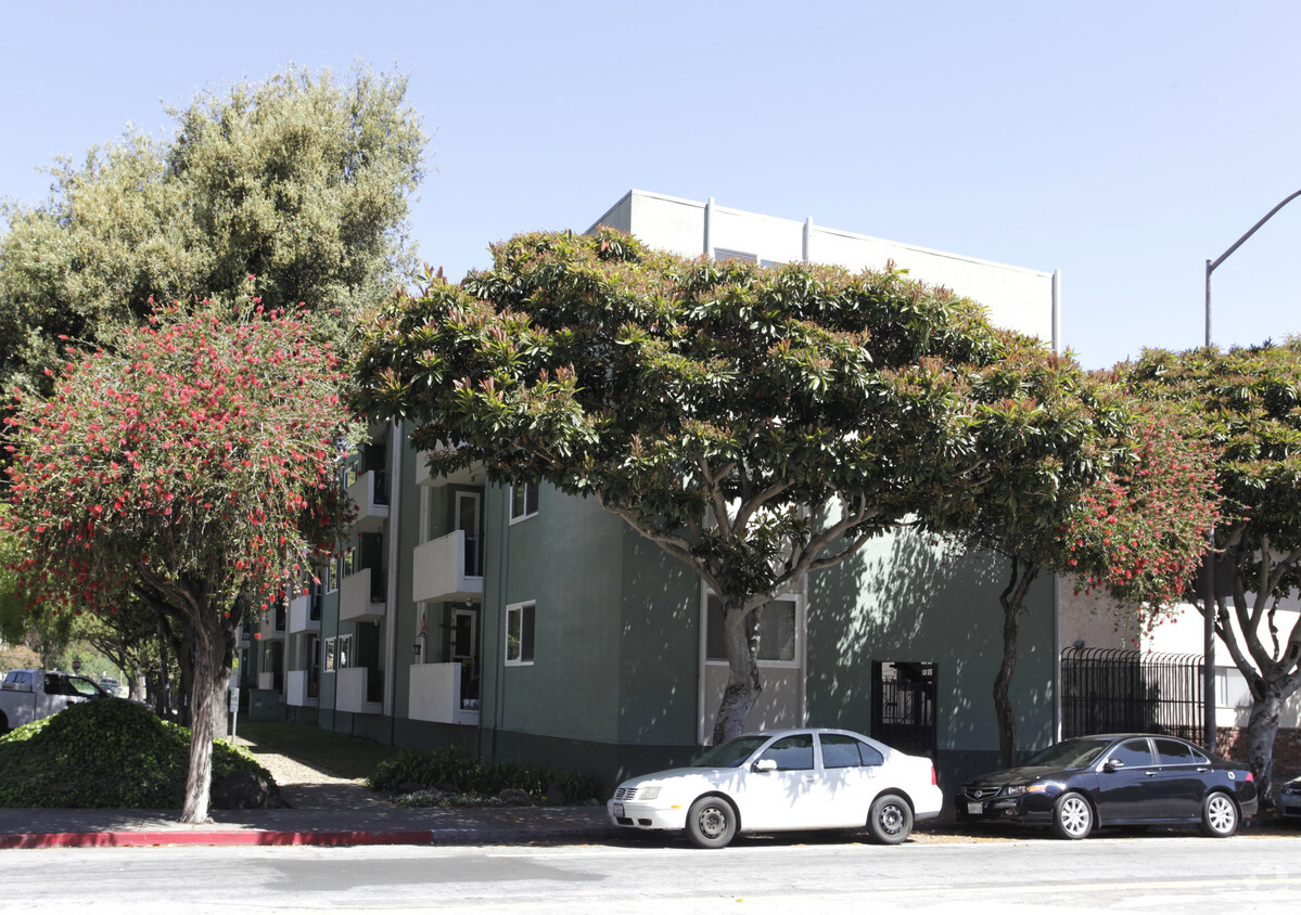 Building Photo - Hyde Park Apartments