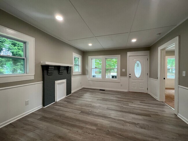 Foto del edificio - MOVE-IN READY!