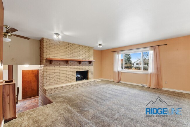 Foto del edificio - Sunnyside single family home with oversized 2 car garage