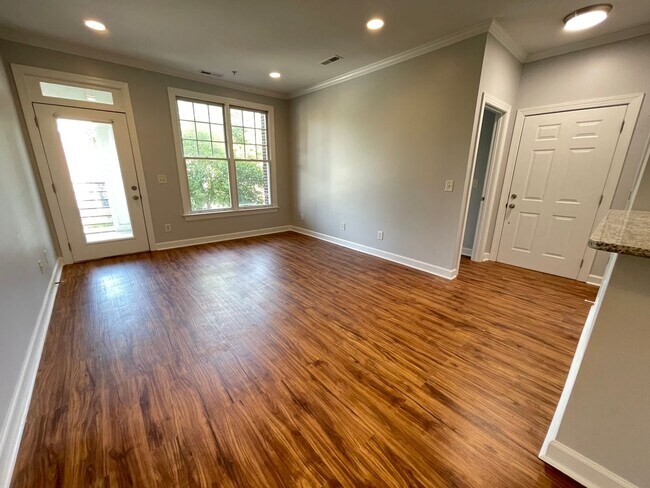 Foto del edificio - Spacious, beautifully renovated 2 bedroom ...