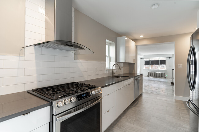 Building Photo - 2552 S Sartain St
