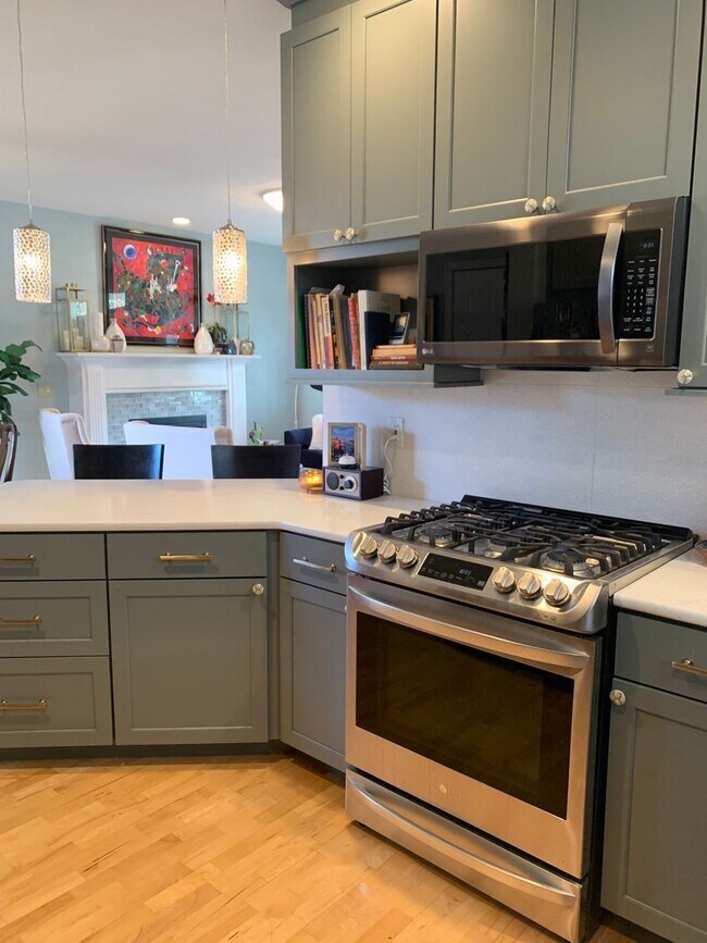 Building Photo - Available Now!! 3 bedroom ~ 2.5 bath House...