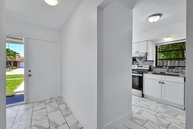 Building Photo - 498 NE 42nd St