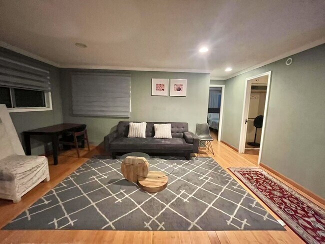 Foto del edificio - Spacious Spanish-Style Room in Prime LA Location – $850/mo