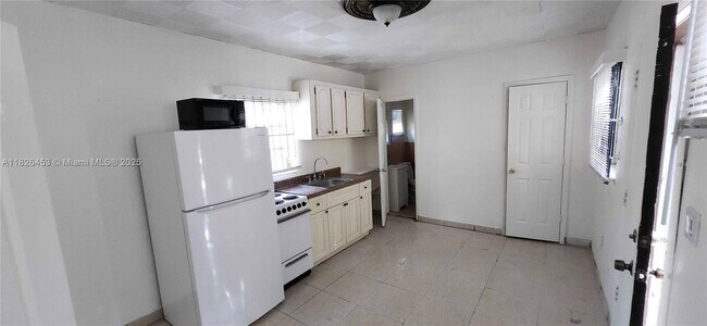 Foto del edificio - 119 NE 56th St