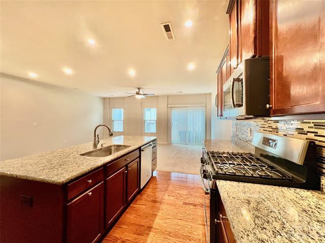 Foto del edificio - 319 Willow Wood Ct