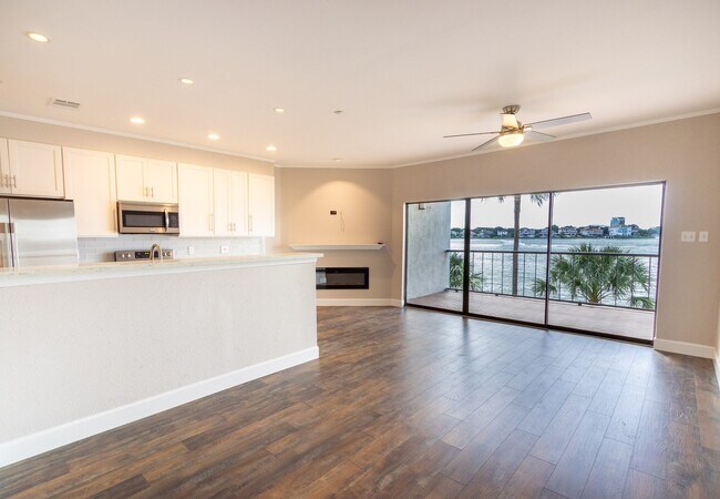 Building Photo - 401 Lakeside Ln