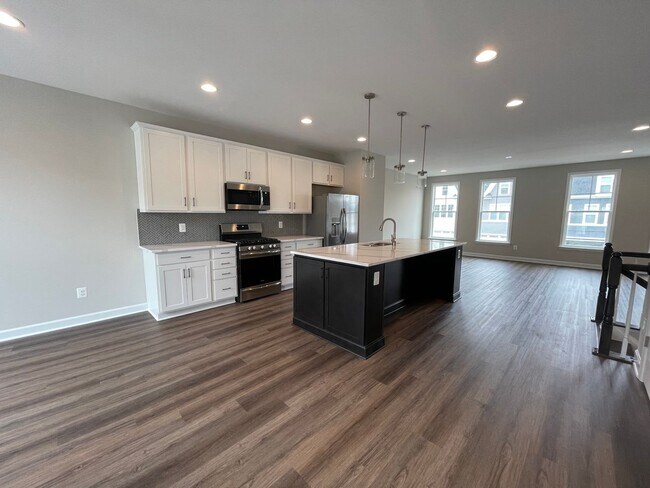 Building Photo - Townhouse for Rent in Preston Lake