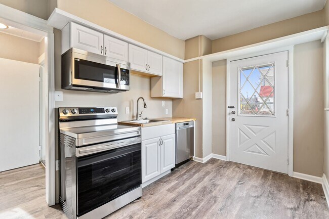Foto del edificio - Nicely Renovated 1 Bed, 1 Bath Apartment in Greenfield - In-unit Laundry, Quiet Street - Availabl...