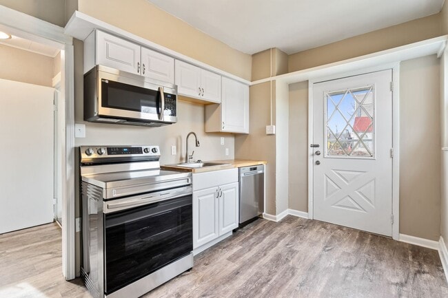 Building Photo - Nicely Renovated 1 Bed, 1 Bath Apartment in Greenfield - In-unit Laundry, Quiet Street - Availabl...