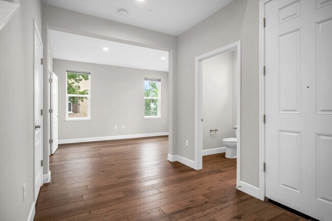 Foto del edificio - Available now | 3 bedroom + office | 3 full bath | Solar