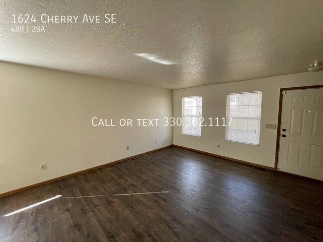 Foto del edificio - Four bedroom two bathroom home for rent