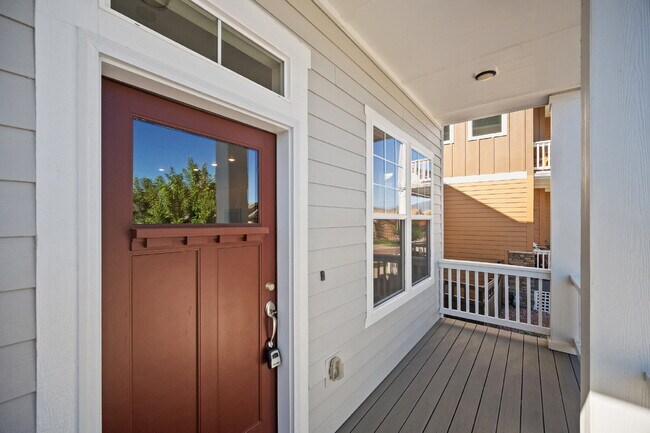Foto del edificio - Modern 4 Bedroom, 2 Bathroom Westside Home with Balcony Views of Garden of the Gods!