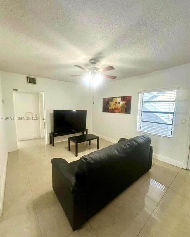Foto del edificio - 2361 SW 27th St