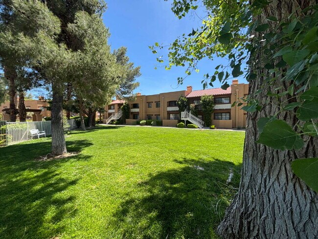Foto del edificio - 2 Bed, 2 Bath condo, ground floor unit