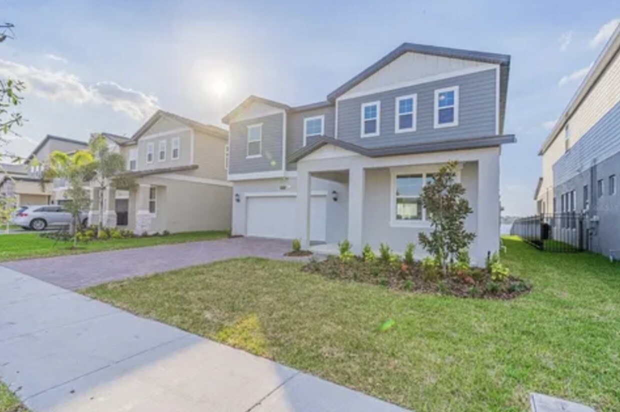Foto principal - Stunning 5-Bedroom Executive Home with Lak...