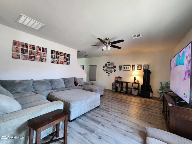 Foto del edificio - 45319 W Rhea Rd