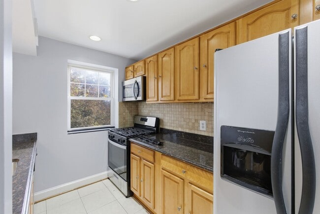 Building Photo - Lovely 2 BR/1 BA Condo in Washington Highl...