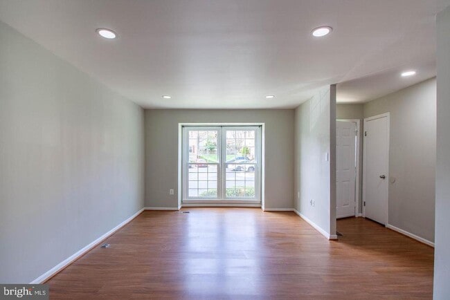 Building Photo - 9709 Lakepointe Dr