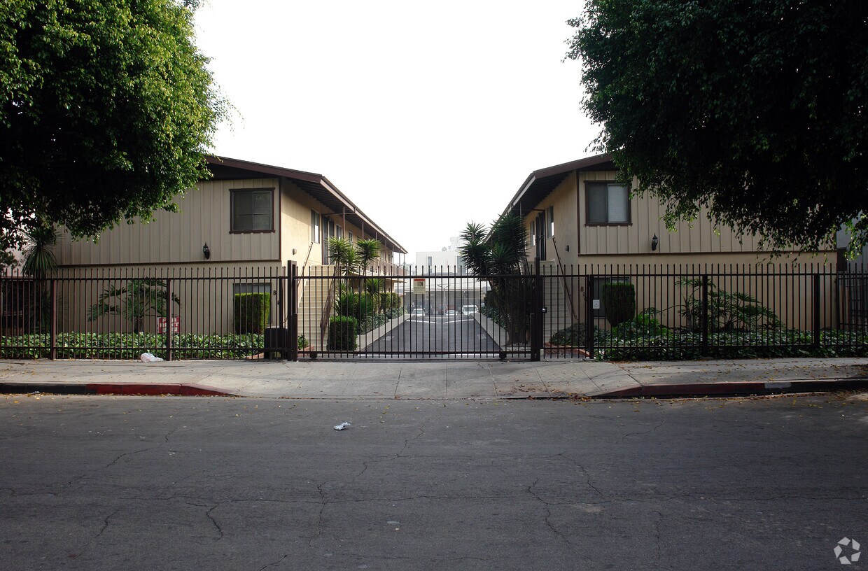 Foto del edificio - 810-814 N Eucalyptus Ave