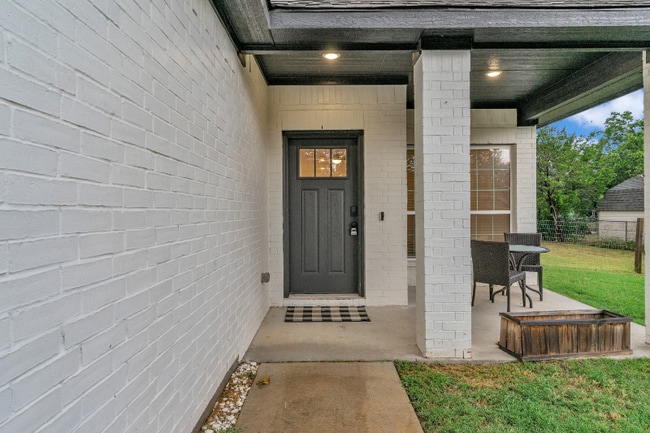Building Photo - 404 Onyx Dr