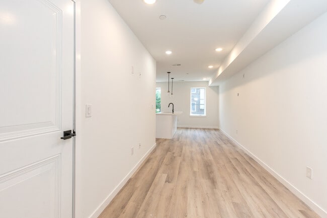 Entry Hallway - 2120 W Master St
