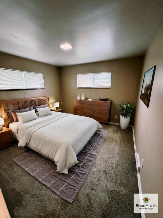 Building Photo - 2 Bed 1 Bath upper unit with Garage