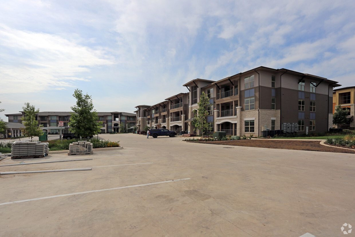 Foto principal - Legacy Creekside Apartments