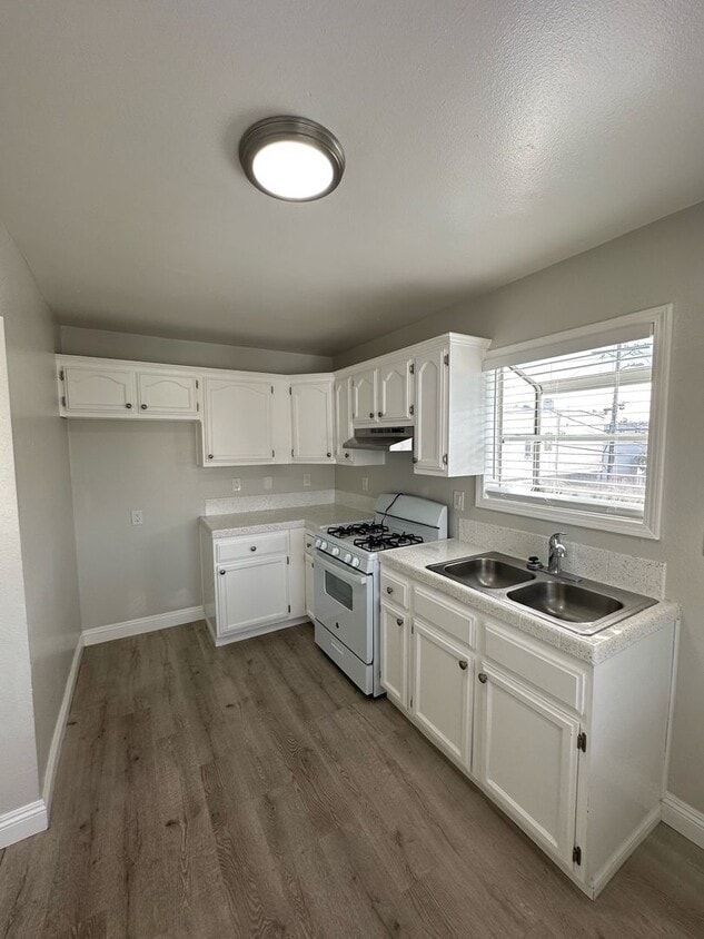 714 E 81st St - 714 E 81st St