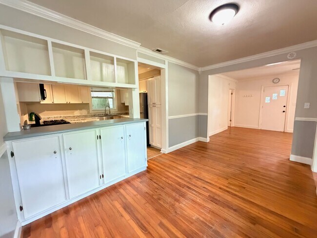 Building Photo - Historic Downtown Charm | Original Floors | Walk to Golf, Dining, Parks, & Concerts