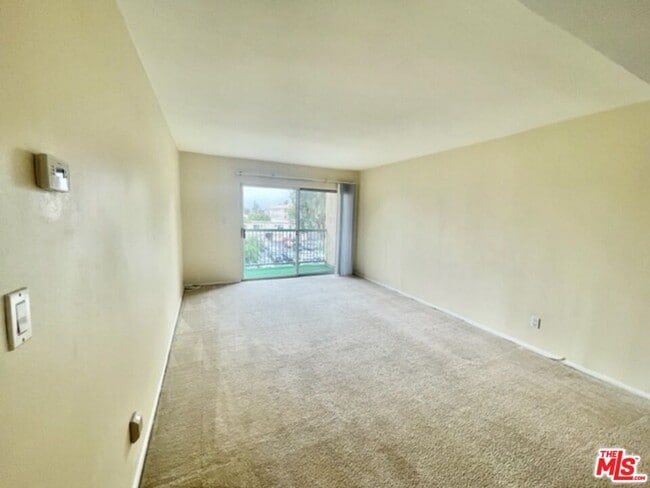 Foto del edificio - 18307 Burbank Blvd