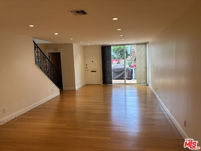 Foto del edificio - 5215 Sepulveda Blvd