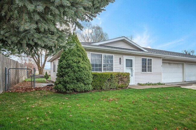 Foto del edificio - New Remodel 3 bed 2 bath rancher with 2 ca...