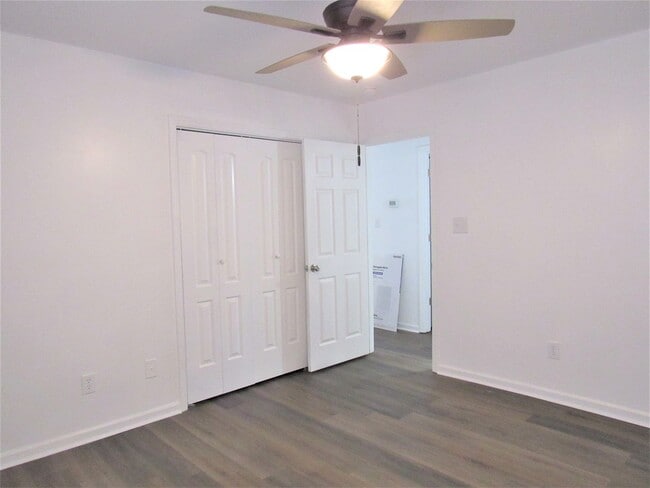 Building Photo - 300 Meadowbrook Ln