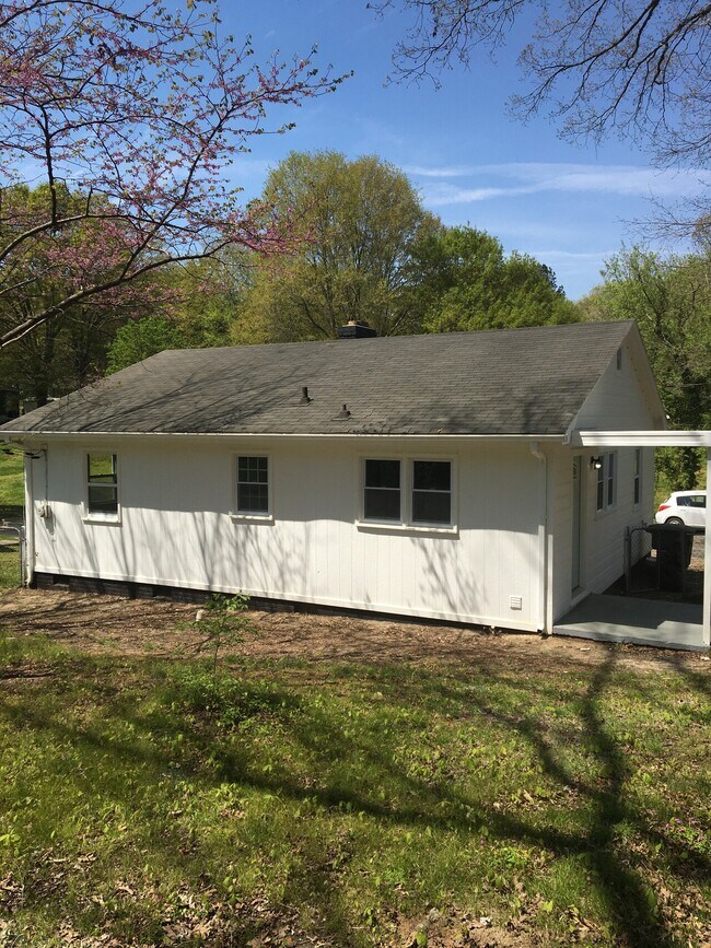 Building Photo - 812 Adams Ct