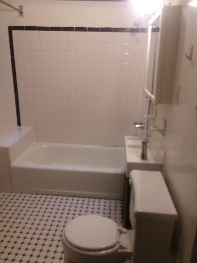 Foto del edificio - 4641 N Malden St