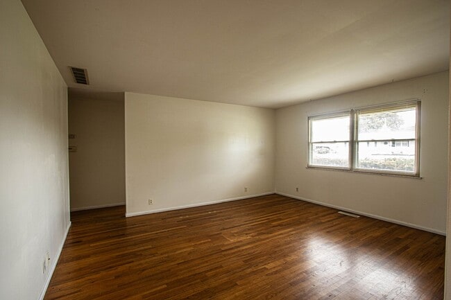 Building Photo - 3-4 Bedroom/1.5 Bathroom House For Rent