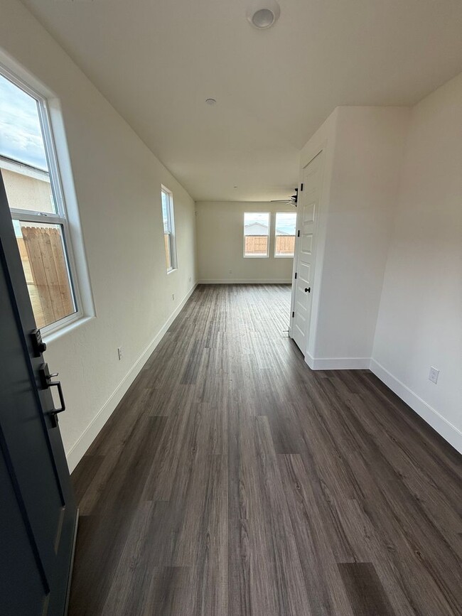 Foto del edificio - Stunning New-Construction two-story home 5bed 3bath