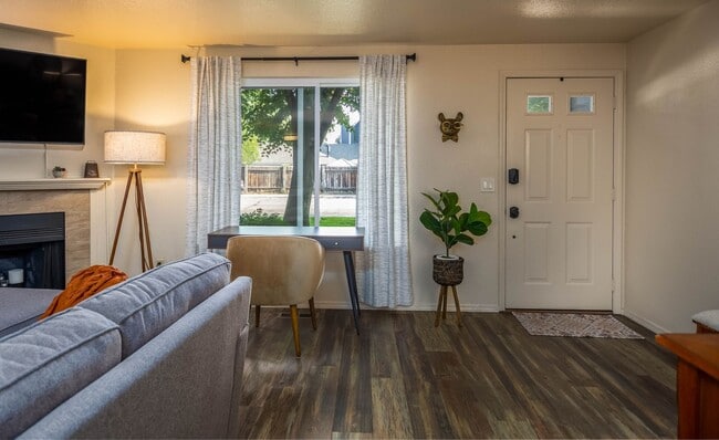 Building Photo - Sleek, Modern SE Boise Townhouse