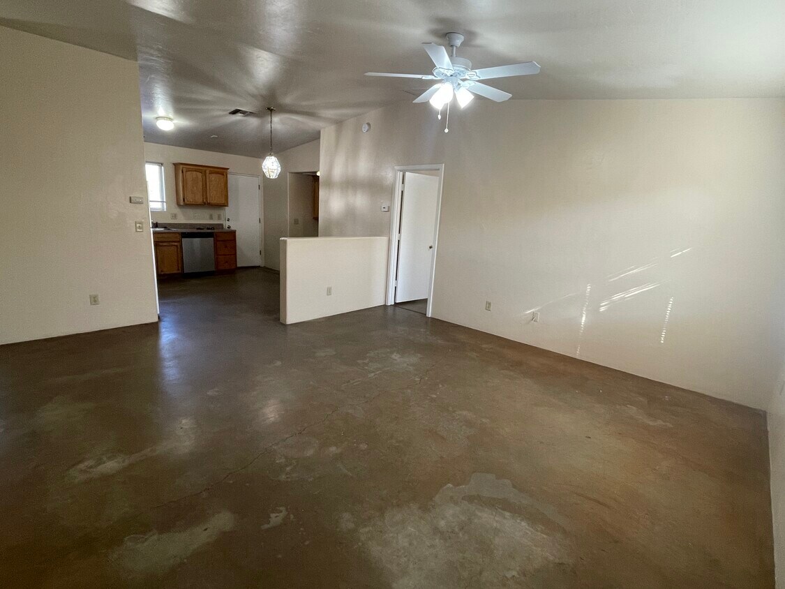 Primary Photo - 1188 N Riverview Blvd