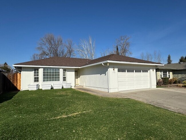 Building Photo - 3 Bedroom/ 2 Bathroom Single Level Home