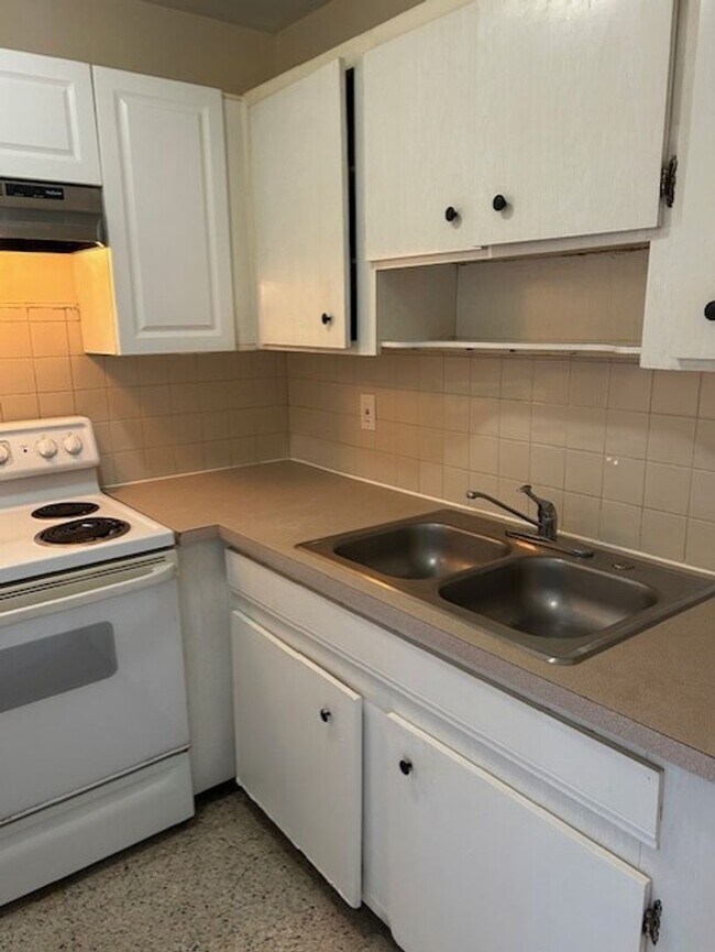 Foto del edificio - 1/2 OFF 3RD MONTHS RENT!! 1/1 centrally located