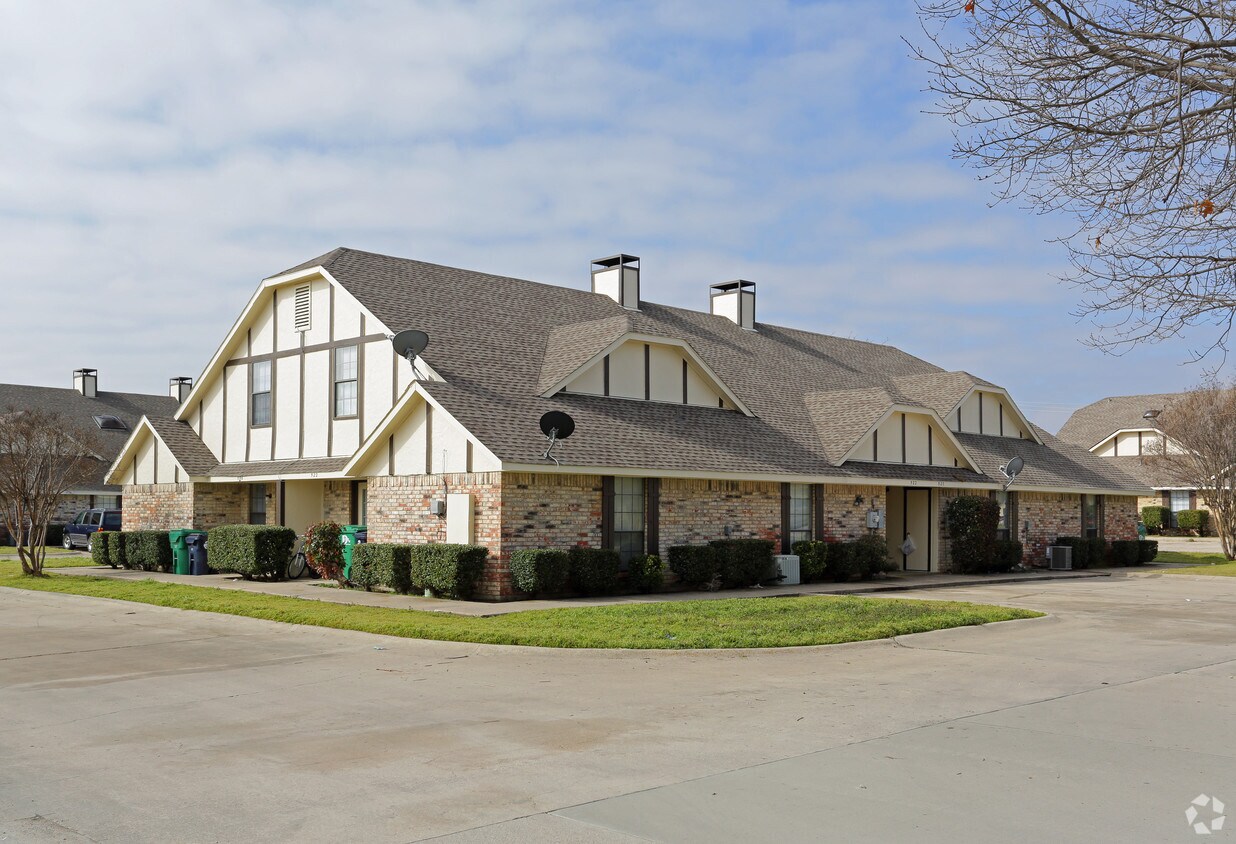 Primary Photo - BenchMark Villas