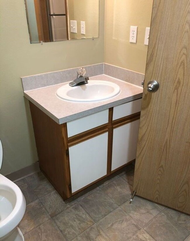 Building Photo - Large 2 bed 1.5bath townhouse with Garage