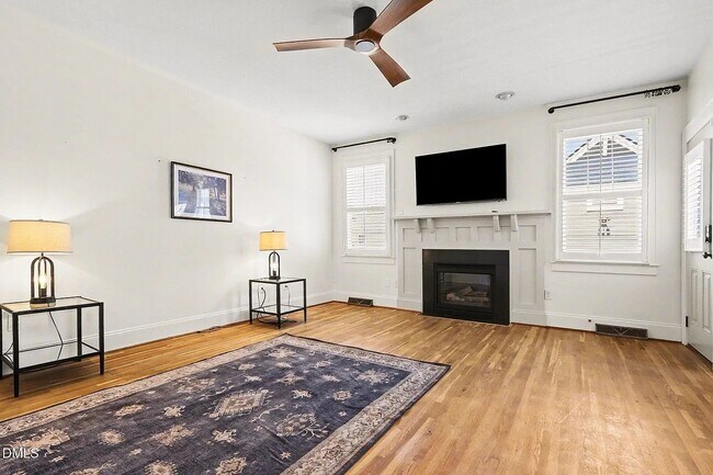 Foto del edificio - 3426 Falls River Ave