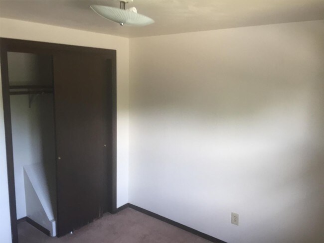 Building Photo - 800/2 Edgewood Dr - 802