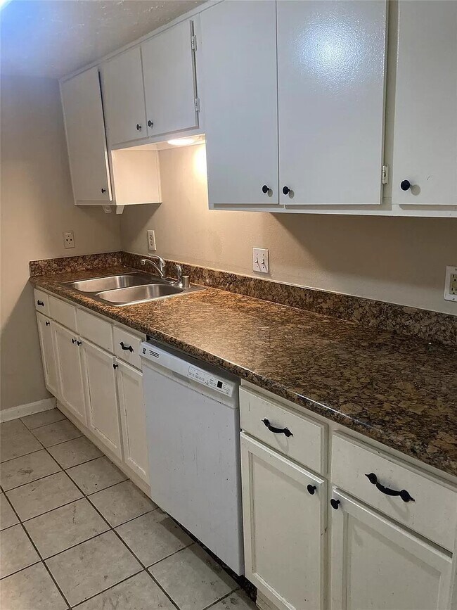 Foto del edificio - 9022 Wilcrest Dr