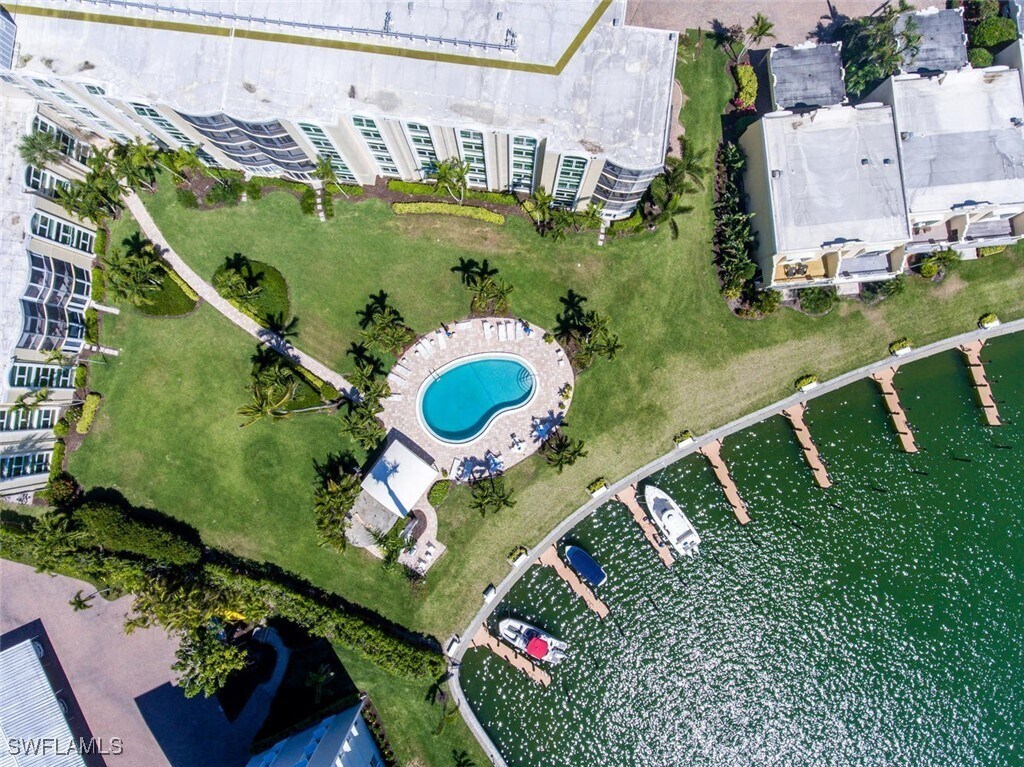 Foto del edificio - 400 Park Shore Dr