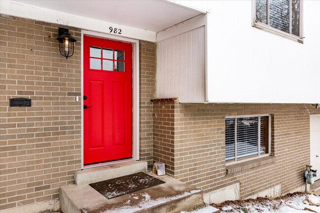 Building Photo - 982 E Briarwood Cir S