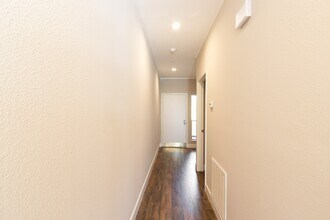 Building Photo - 401 Lakeside Ln